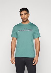 Nike Performance PRO - T-skjorte til trening - bicoastal