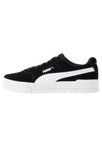 Černé semišové tenisky s bílým koženým pruhem, silnou bílou gumovou podrážkou a texturovanými detaily. Je vybavené kulatými tkaničkami a logem na boku.