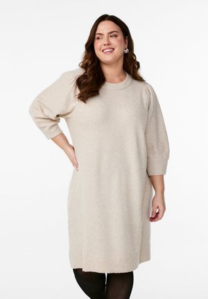 Beige Strickkleid mit rundem Halsausschnitt, dreiviertellangen Puffärmeln und geripptem Saum. Weicher, strukturierter Stoff fällt bis über die Knie, A-Linien-Silhouette.