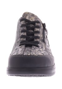Schoenen met een camouflagepatroon en zwarte leren accenten, voorzien van veters en een zijrits. Glad oppervlak en een afgeronde neus.