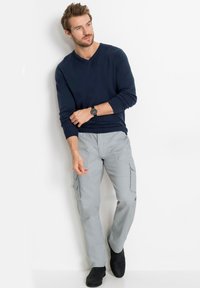 bonprix MIT V-AUSSCHNITT - Maglione - blue