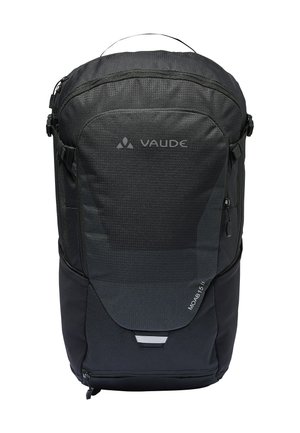 Zaino Vaude nero con superficie texturizzata, scomparto superiore con zip, logo frontale e accenti riflettenti. Presenta spallacci regolabili e tasche laterali.