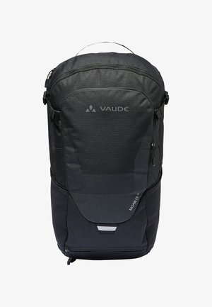 Zaino Vaude nero con superficie texturizzata, scomparto superiore con zip, logo frontale e accenti riflettenti. Presenta spallacci regolabili e tasche laterali.