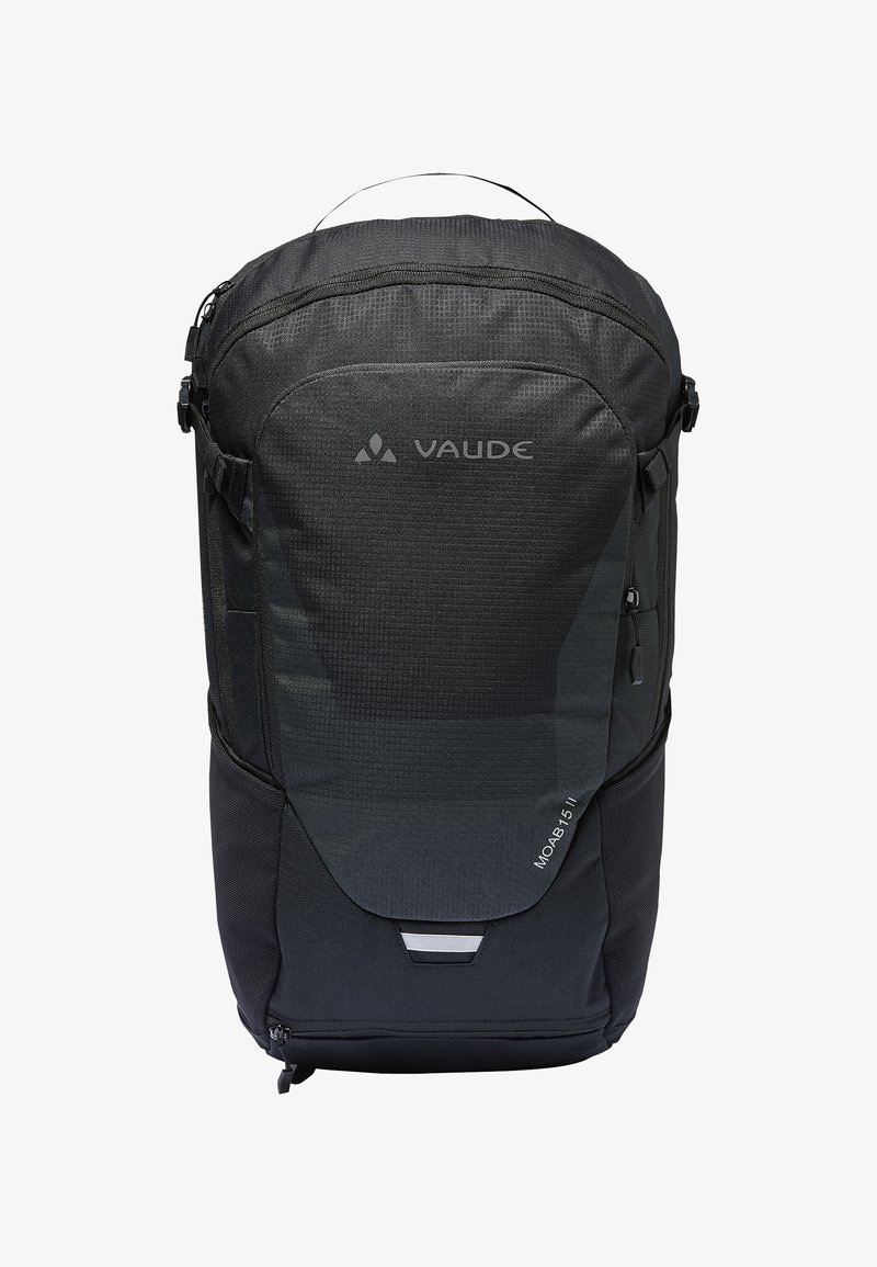 Zwarte Vaude rugzak met een gestructureerde oppervlakte, een ritsvak aan de bovenkant, een logo aan de voorkant en reflecterende accenten. Bevat verstelbare banden en zijvakken.