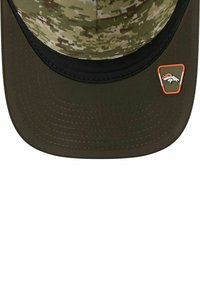 Casquette de baseball camouflée kaki avec une visière unie olive clair ; présente un logo des Denver Broncos en orange et blanc sur le côté gauche.