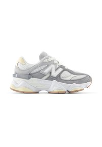 Grå og hvit sneaker med mesh-paneler, suedepaneler, chunky såle, og en fremtredende "N"-logo på siden.