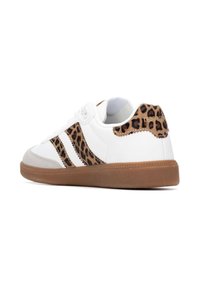 Zapatillas sintéticas blancas con acentos de estampado de leopardo, puntera de ante beige, suela de goma marrón y detalles cosidos.