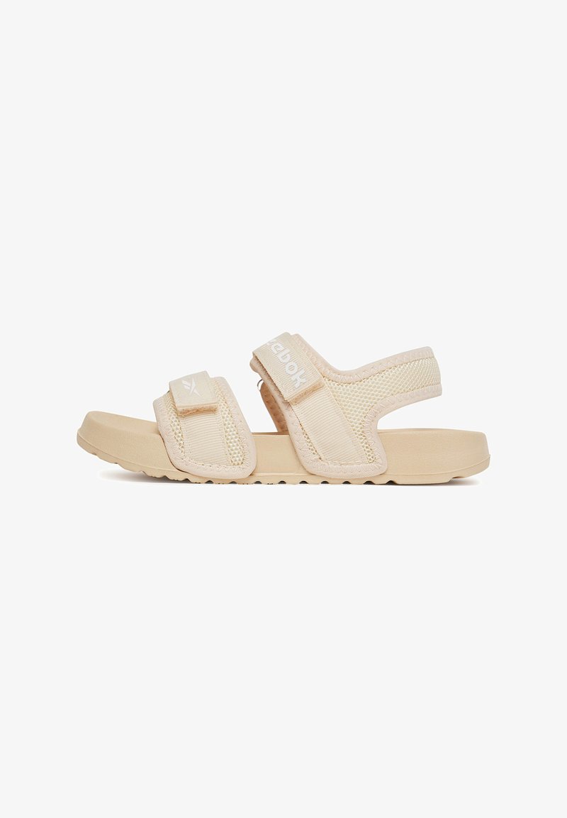 Beżowe sportowe sandały z regulowanymi materiałowymi paskami na rzep, siateczkowymi panelami bocznymi oraz amortyzującą gumową podeszwą, zaprojektowane dla komfortu i przewiewności.