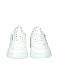 Bílé kožené tenisky s tlustou gumovou podešví, s šněrováním, polstrovaným límcem a jemnými švy.