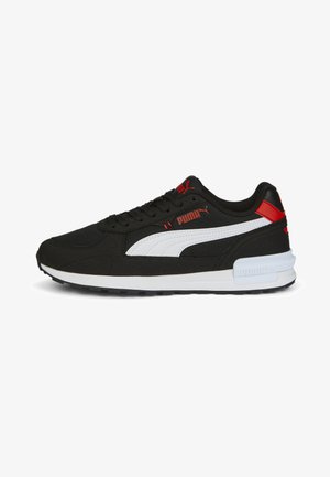 Črne športne teniske z belim in rdečim logotipom Puma, sintetični material, teksturirana površina, zavezovanje s čipko in oblazinjen bel srednji podplat.