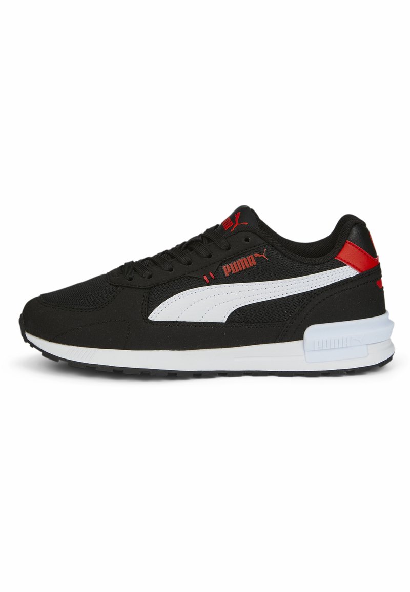 Baskets de sport noires avec un logo Puma blanc et rouge, en matériau synthétique, surface texturée, fermeture à lacets et semelle intermédiaire blanche rembourrée.