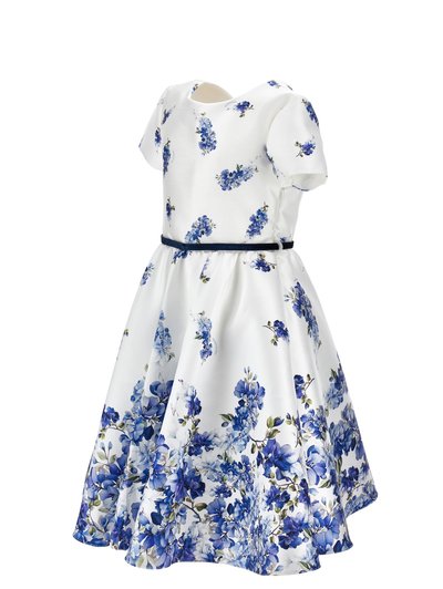 Άσπρο φόρεμα με κοντά μανίκια, μπλε λουλουδάτα σχέδια και σκοτεινή μπλε ζώνη, με φουσκωτή φούστα και στρογγυλή λαιμόκοψη.