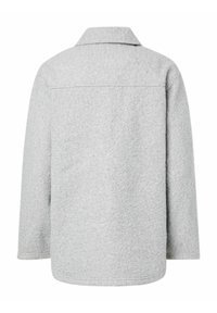Veste en mélange de laine grise avec un col, des manches longues et une finition texturée. Présente une coupe droite et un détail de couture au dos.