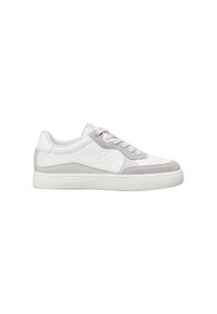 Sneakers bianchi con dettagli in suede grigio, pelle texture, punta rotonda, suola piatta e chiusura con lacci; presenta il logo del marchio sul lato.
