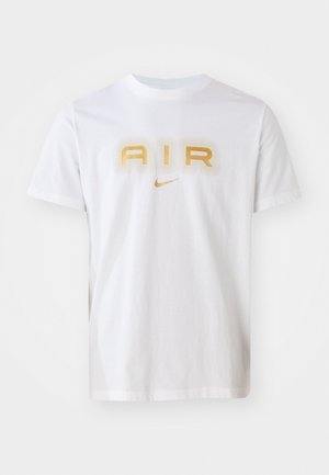 T-shirt di cotone bianco con un grafico dorato "AIR" e un piccolo logo Nike. Collo rotondo classico e maniche corte.