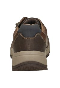 Scarpa in pelle marrone con una parte posteriore in grigio scuro testurizzato e suola beige, dotata di chiusura con zip e dettagli di cucitura rinforzata.