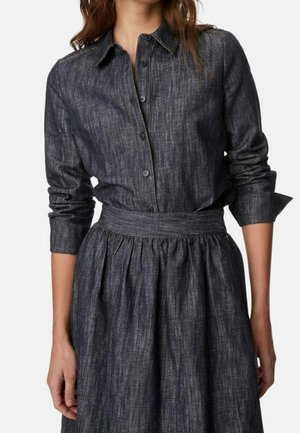 Dunkelblaues Denim Kleid mit durchgehender Knopfleiste, kragenlosem Dekolleté, gekrempelten Ärmeln und einem definierten Taillengürtel sowie einem gerafften Rock.