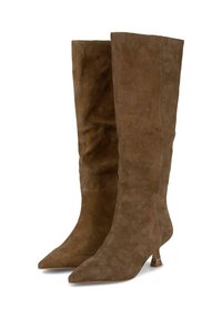 Botas de ante marrón hasta la rodilla con punta afilada y tacón bajo tipo bloque. Presentan una textura suave y un diseño minimalista.