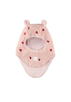 Lyserød fleece balaclava med små røde hjerte mønstre og to bløde stofører, designet til varme og småbørn.