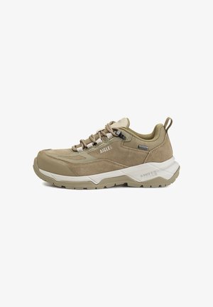 Beżowe sneakersy zamszowe i siateczkowe z grubą białą podeszwą, sznurowane, z tylnym uchwytem. Posiadają subtelne akcenty z logo oraz teksturowane powierzchnie.