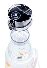 Bottiglia d'acqua trasparente con corpo bianco, punti colorati e un coperchio nero a cerniera con un'apertura circolare e un filtro rimovibile.