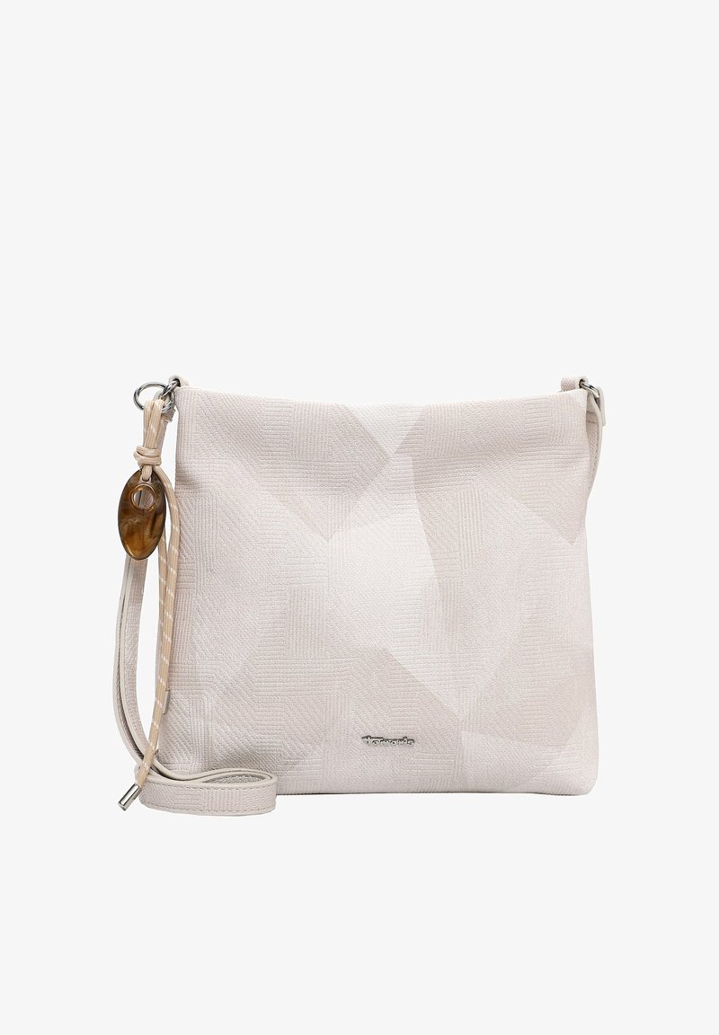 Sac bandoulière beige avec un motif géométrique subtil, une sangle réglable et un charm ovale décoratif marron près de la boucle métallique de la sangle.