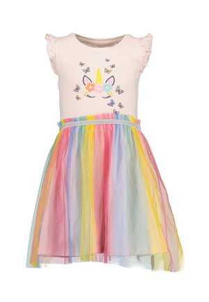 Vestito rosa chiaro senza maniche con spalle arricciate, volto di unicorno e farfalle sulla parte superiore, gonna in tulle arcobaleno e fascia in vita argentata.