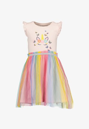 Vestito rosa chiaro senza maniche con spalle arricciate, volto di unicorno e farfalle sulla parte superiore, gonna in tulle arcobaleno e fascia in vita argentata.