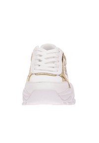 Sneaker bianca con accenti dorati, caratterizzata da una texture liscia, punta tonda, lacci piatti e un pannello laterale decorato. Suola in gomma con trazione.