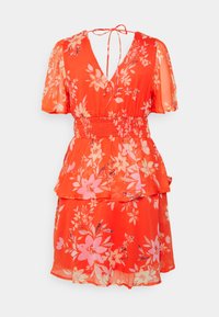 Robe fleurie rouge à manches courtes, décolleté en V, taille froncée, design en péplum superposé, avec des motifs de fleurs roses et blanches. Tissu léger.