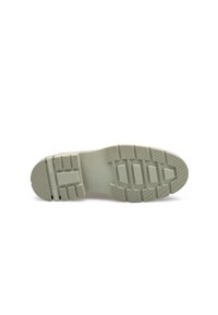 La suola della sneaker presenta una superficie in gomma testurizzata di colore grigio-verde, con lugs distintivi per trazione e supporto.