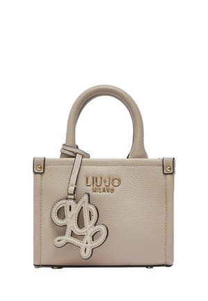 Beige tekstureret læderhåndtaske med dobbelte håndtag, guld "Liu Jo Milano" logo og en dekorativ beige lædercharme fastgjort til et håndtag.