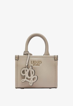 Beige tekstureret læderhåndtaske med dobbelte håndtag, guld "Liu Jo Milano" logo og en dekorativ beige lædercharme fastgjort til et håndtag.