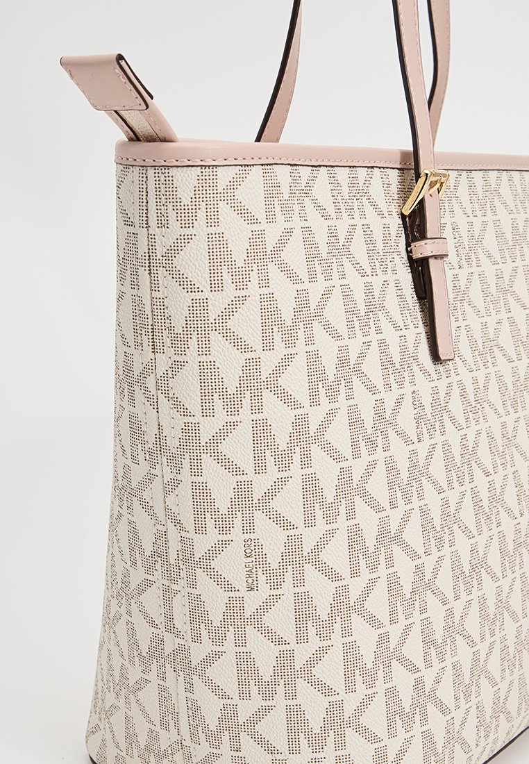 Beige Tote-Bag mit geprägtem "MK"-Muster, glatter Textur, hellrosa Trägern und goldenen Beschlägen. Rechteckige Form mit schlichten Design.