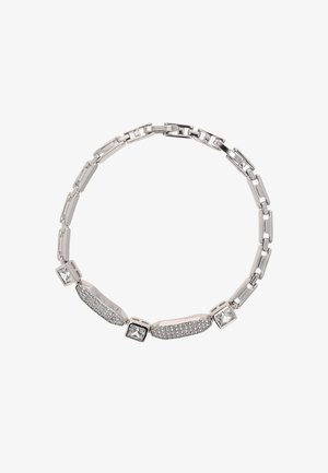 Hopeaketjun, jossa on vuorotellen suorakulmaisia lenkkejä ja neljä koriste-elementtiä kirkkailla jalokivillä, luoden teksturoidun pinnan.