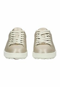 Sneakers in pelle beige con suole in gomma bianca, caratterizzati da punta arrotondata, sei occhielli e lacci in tessuto; piccolo accento metallico sulla linguetta.