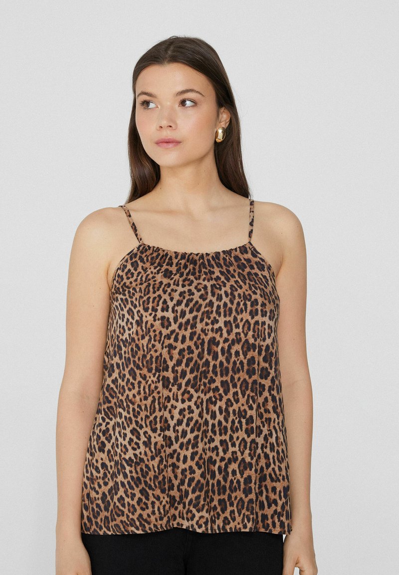 Camisole s leopardím vzorem, tenkými nastavitelnými ramínky, béžovým podkladem a tmavě hnědými skvrnami, s volným střihem a měkkou texturou.