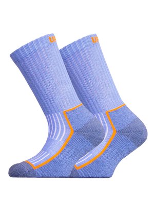 Blaue Sportstrümpfe mit geripptem Muster, orangefarbigen Akzenten und horizontalen weißen Streifen am Knöchel. Verstärkte Ferse und Zehen für Langlebigkeit.