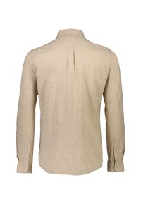 Camisa de manga larga beige en un tejido de lino texturizado, con cuello puntiagudo, pliegue en la parte posterior y puños abotonados.