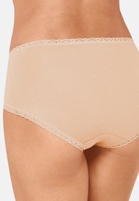 Beige hipster ondergoed met een zachte textuur, een golvende kantafwerking aan de taille en een klassieke volledige bedekking aan de achterkant.