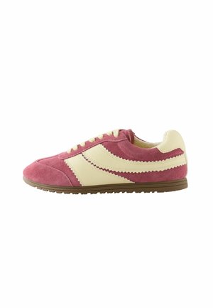 Rosa-weißer Sneaker aus Veloursleder mit niedrigem Profil, strukturierter Oberfläche, dekorativen Nähten und brauner Gummisohle. Verfügt über klassische Schnürung.