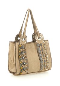 Borsa tote in pelle beige con borchie decorative in argento e oro sui lati, dotata di doppi manici in tessuto e una texture morbida.