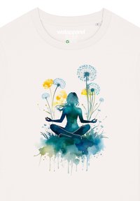 Cremefarbenes T-Shirt mit einer Aquarell-Silhouette einer meditierenden Figur, umgeben von Löwenzahn und gelben Blumen.