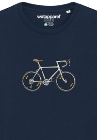 T-shirt bleu marine avec un motif d'un vélo couleur crème avec une selle marron, des poignées noires et des réflecteurs jaunes sur les roues.