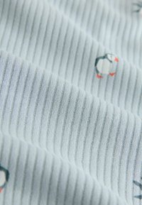 Material albastru deschis cu dungi verticale înguste și modele mici de pinguini în alb și portocaliu. Textură netedă, cu un aspect moale și flexibil.