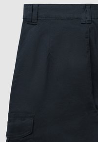 Marineblaue Cargo-Shorts mit einer glatten Textur, ausgestattet mit einem flachen Bund, Gürtelschlaufen und einer Seitentasche mit einer rechteckigen Klappe.