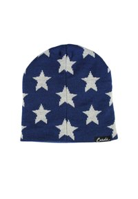 Blauwe gebreide beanie met witte sterrenpatronen erdoorheen. Inclusief zwart label onderaan met de merknaam "Cerdá."