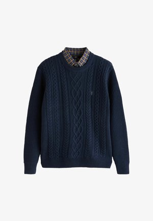 Marineblå kabelstrikket sweater med ribbede manchetter og kant, prydet med teksturerede fletmønstre og lagdelt med en ternet skjortekrave.