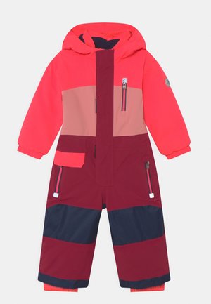 Jasnoróżowy i bordowy kombinezon zimowy z kapturem, z kolorowym wzorem, wieloma kieszeniami i zamkiem błyskawicznym. Materiał wodoodporny.