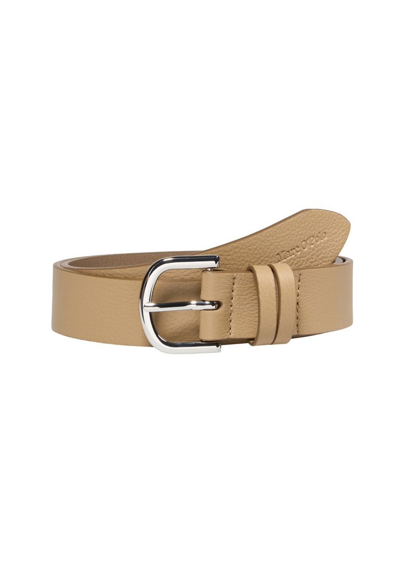 Leren riem in tan met een gladde textuur, voorzien van een zilveren metalen gesp en een gelaagd detail op de strap. Geperst merk zichtbaar.